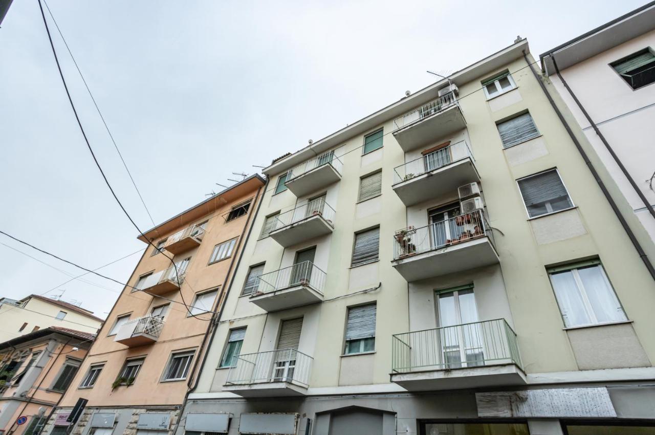 Yellowsunny Apartment With Two Balconies بيزا المظهر الخارجي الصورة